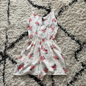 never worn before flowy flower romper